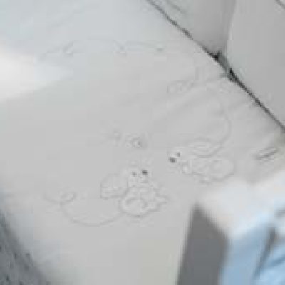 Edredon Basile pour lit bébé avec broderie Lapin